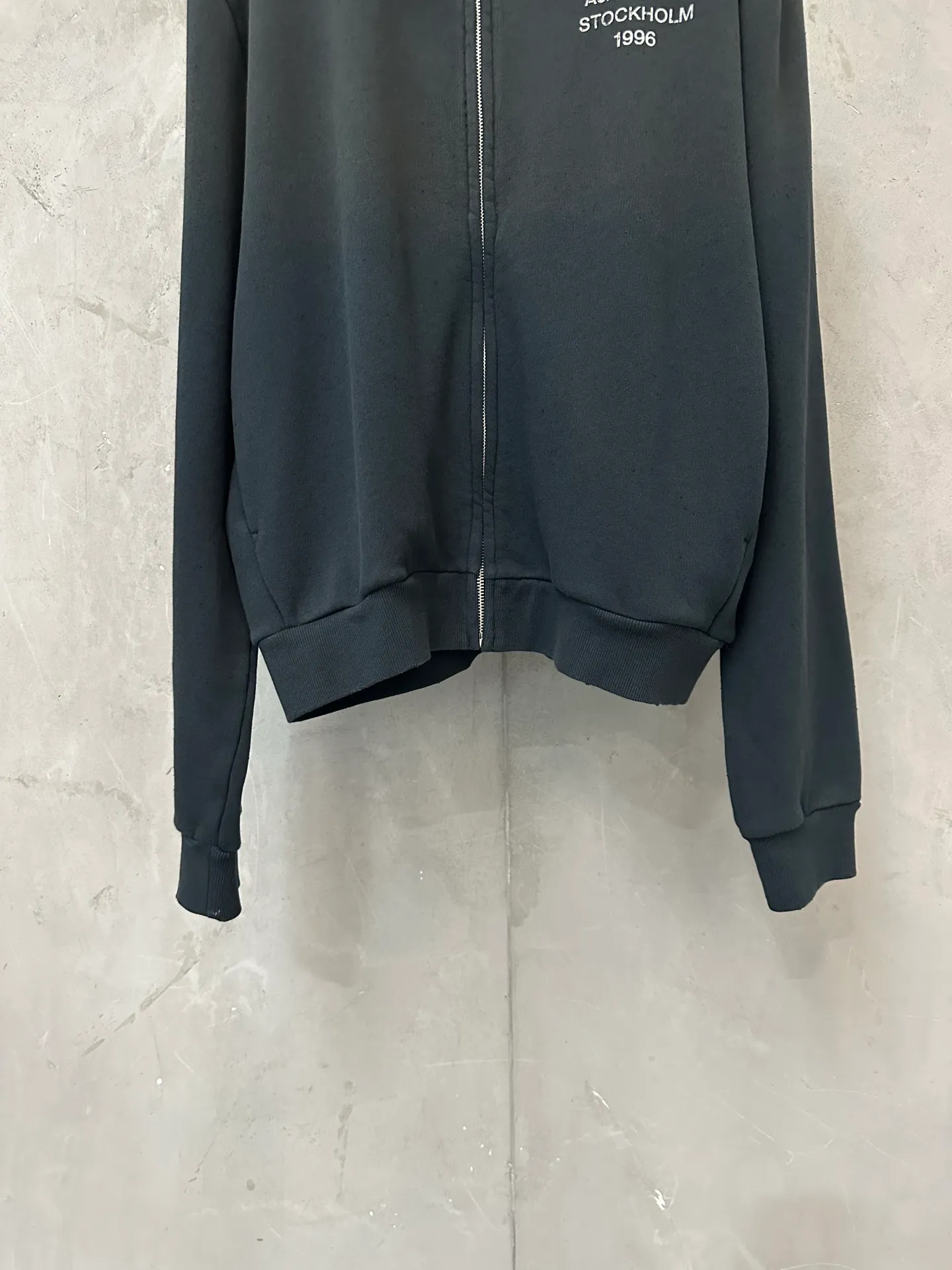 Acne Studios 26FW lapel zipper sweatshirt jacket. Fabric: Made of washed distressed terry cotton, ready-to-wear dyeing process, with Retro distressed and faded texture, and the edges of the collar are frayed and raw. Details: White embroidered text "Acne Studios STOCKHOLM" on the left chest; metal zipper (the original uses Lampo zipper); ribbed hem and cuffs, short length, optimized body proportions. The picture shows the carbon black/dark charcoal gray distressed color custom hardware, threads, accessories, plate alignment, men and women, Same Style Color: Dark Charcoal Gray, Light Green Size: XS S M L
